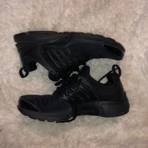 Black size 5Y Nike prestos.